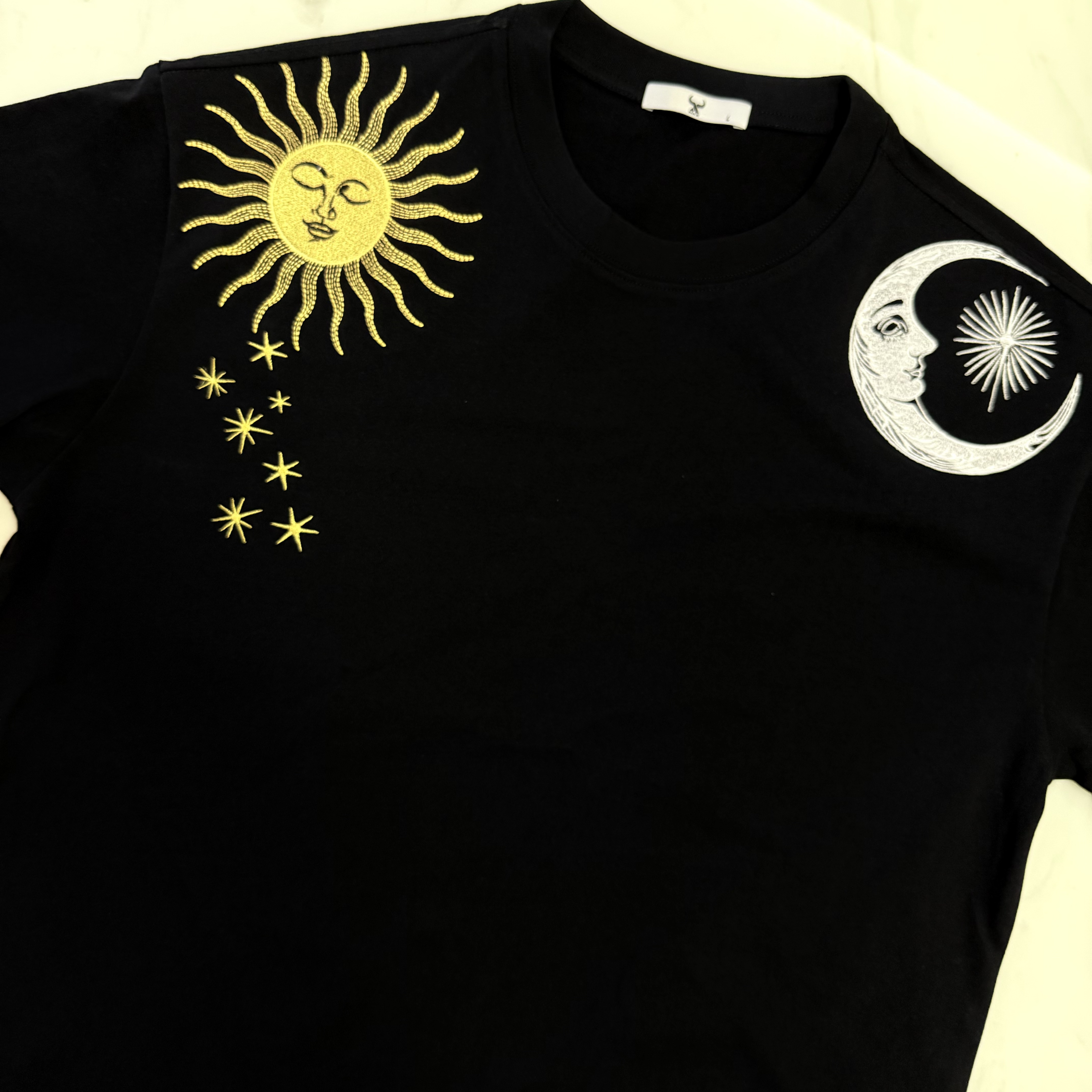 2025夏季新款日月星辰重磅刺绣麻棉男女同款时尚圆领短袖