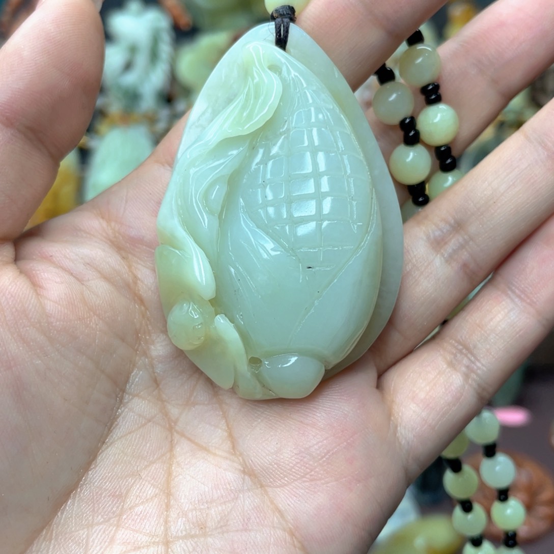 蛇纹石玉颈饰未镶嵌