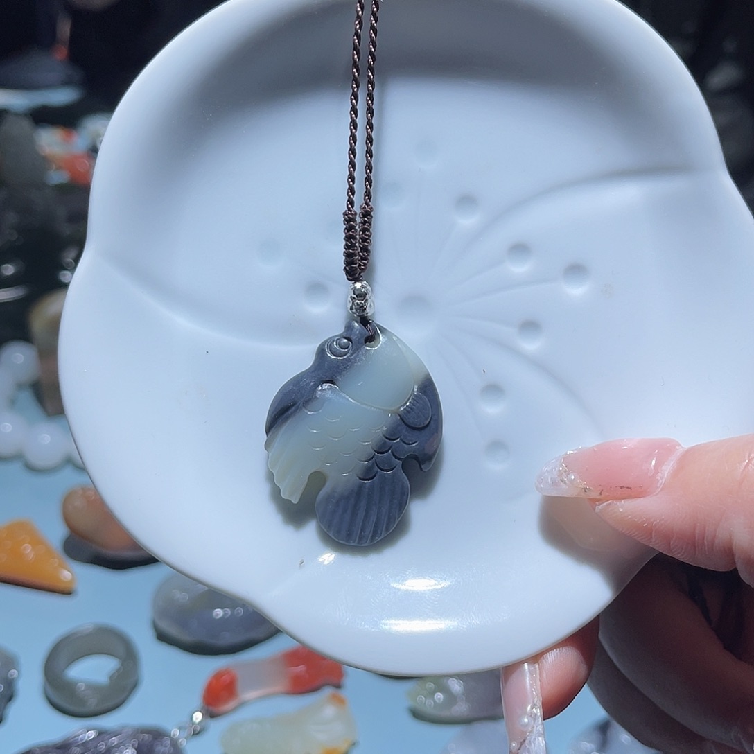 和田玉未镶嵌颈饰青花大鱼