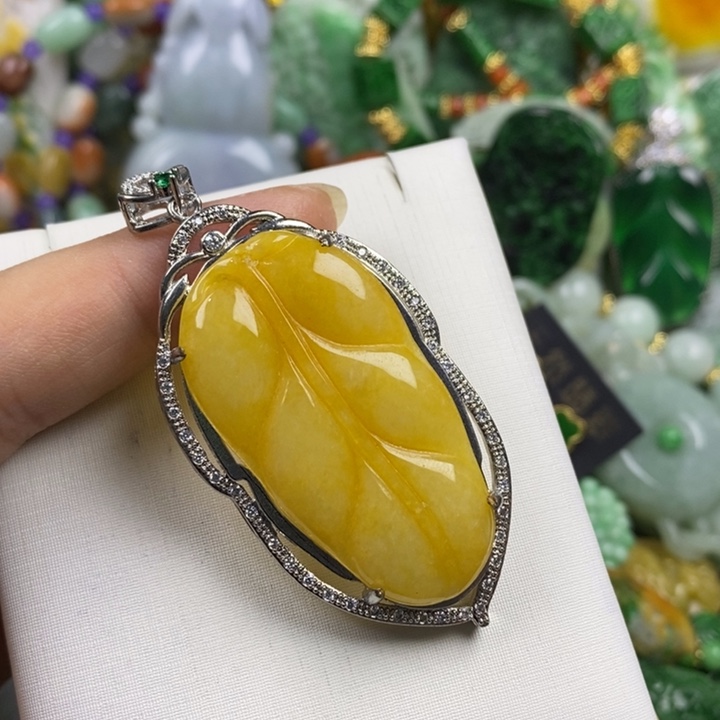 翡翠未镶嵌吊坠(赠链)