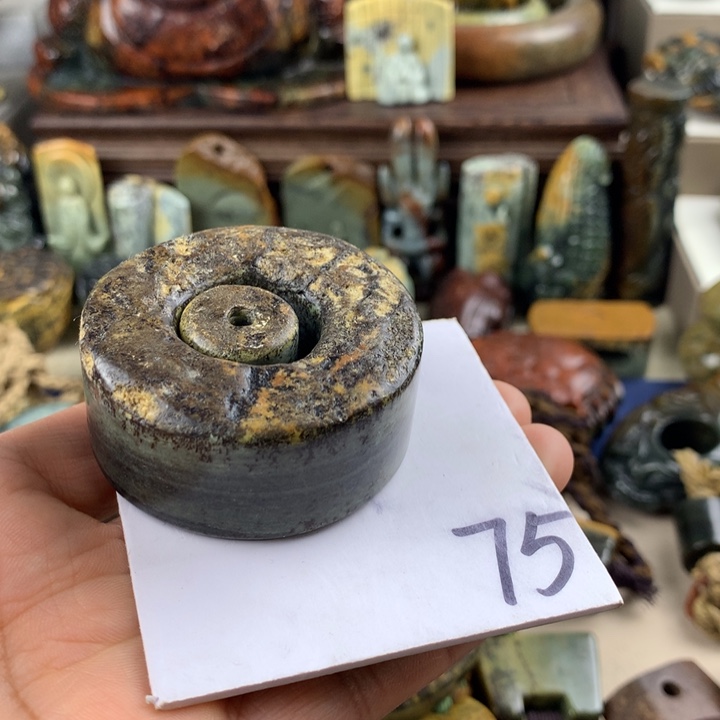 岫岩河磨玉（透闪石质玉）手把件有瑕未镶嵌山***容