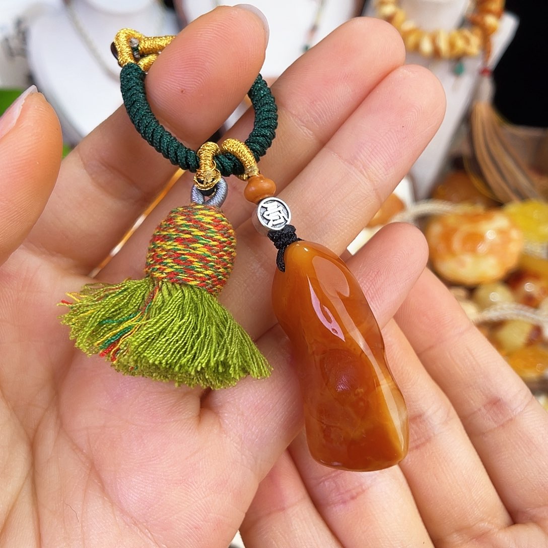 未镶嵌琥珀珠宝奇石。