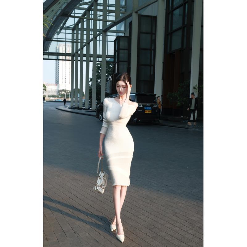 春日部【素绒清梦】纯欲风斜肩包臀长袖连衣裙01533