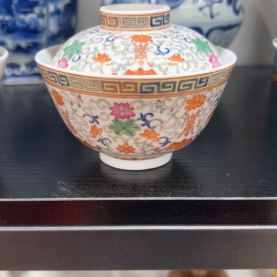 罐粉彩缠枝莲盖碗一只