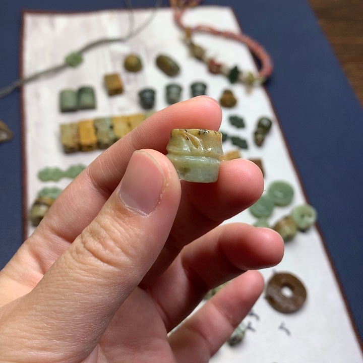 燕***子岫岩河磨玉（透闪石质玉）未镶嵌挂件