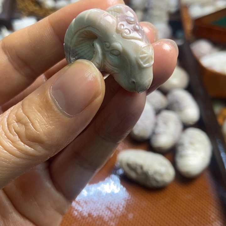 符***号配饰鹿角雕刻一个出