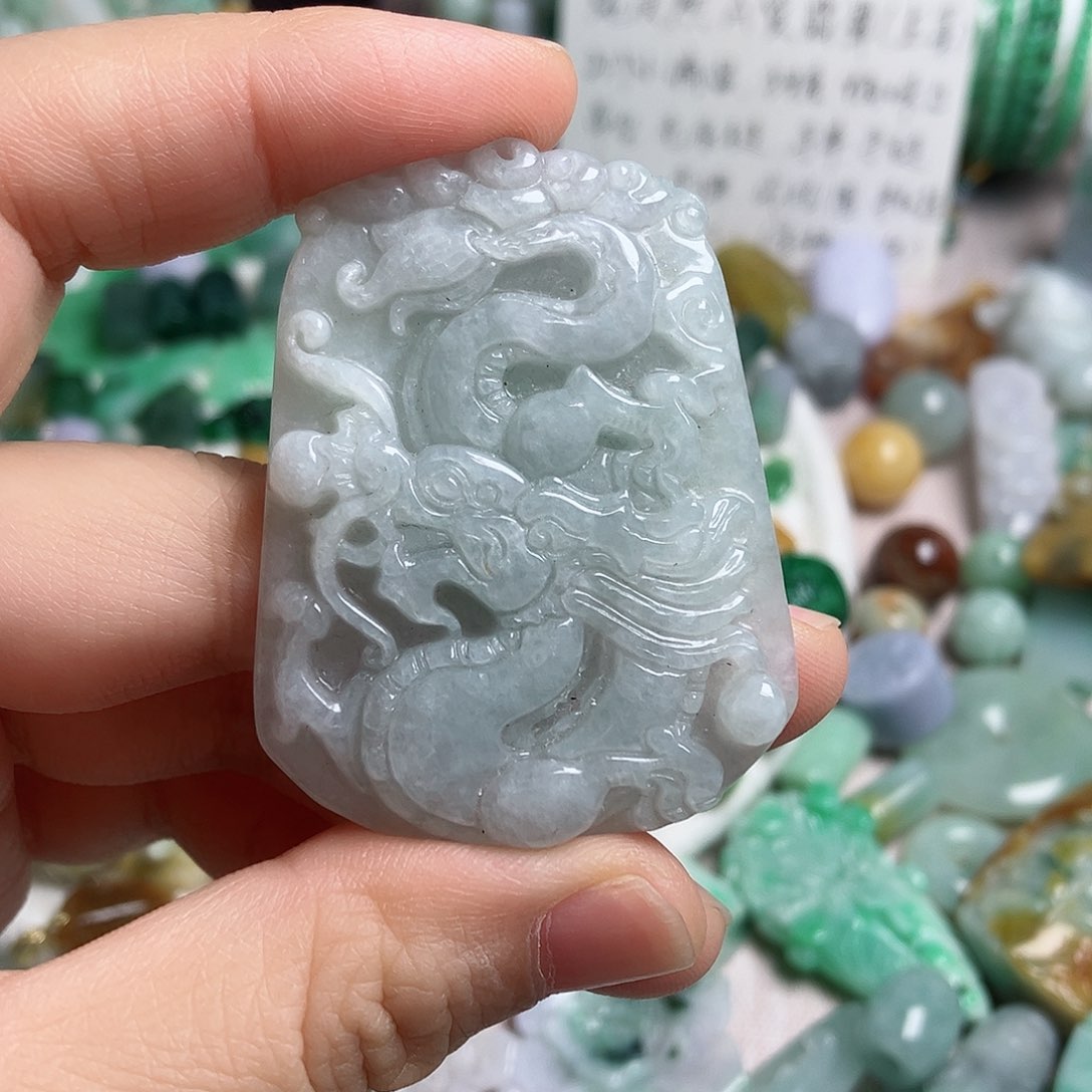 翡翠颈饰未镶嵌龙牌