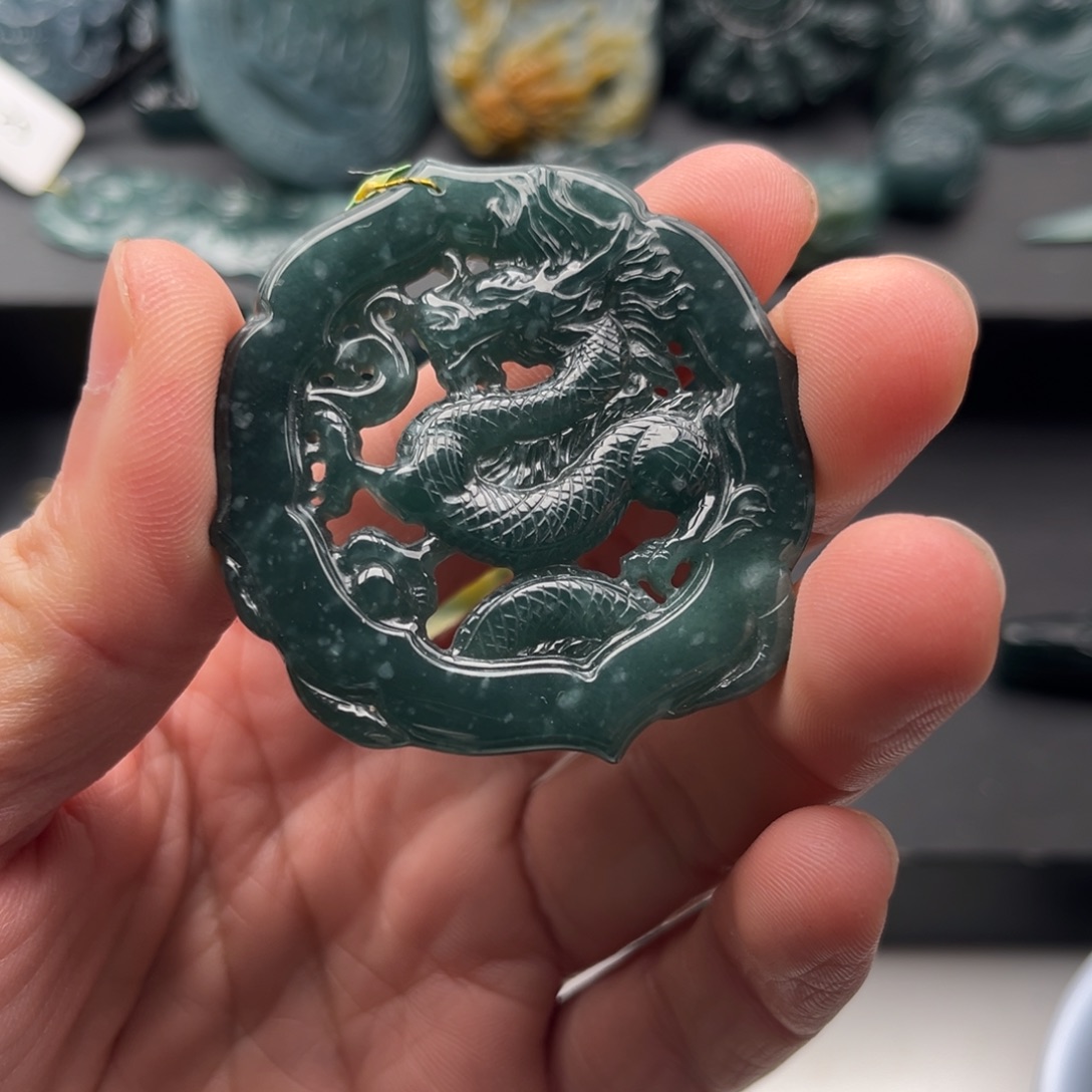 翡翠未镶嵌颈饰龙牌