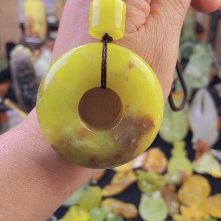 蛇纹石玉颈饰未镶嵌