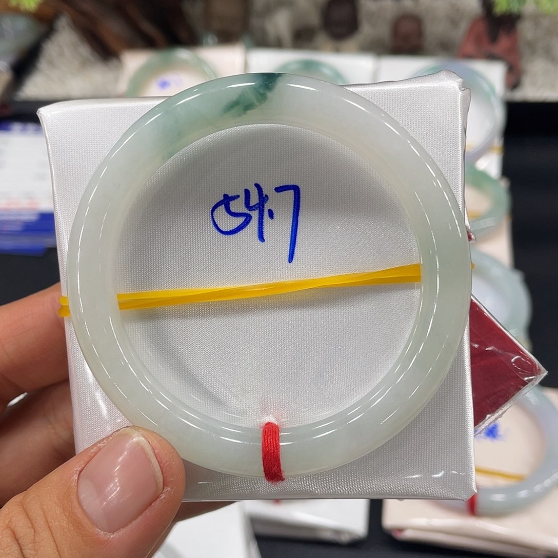 翡翠手镯未镶嵌这样