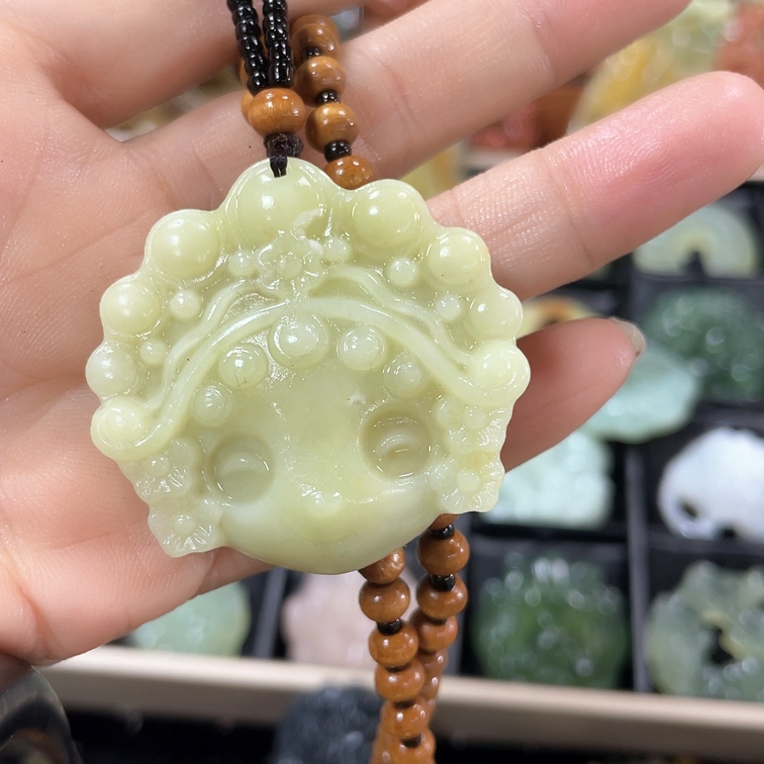 蛇纹石玉颈饰合金