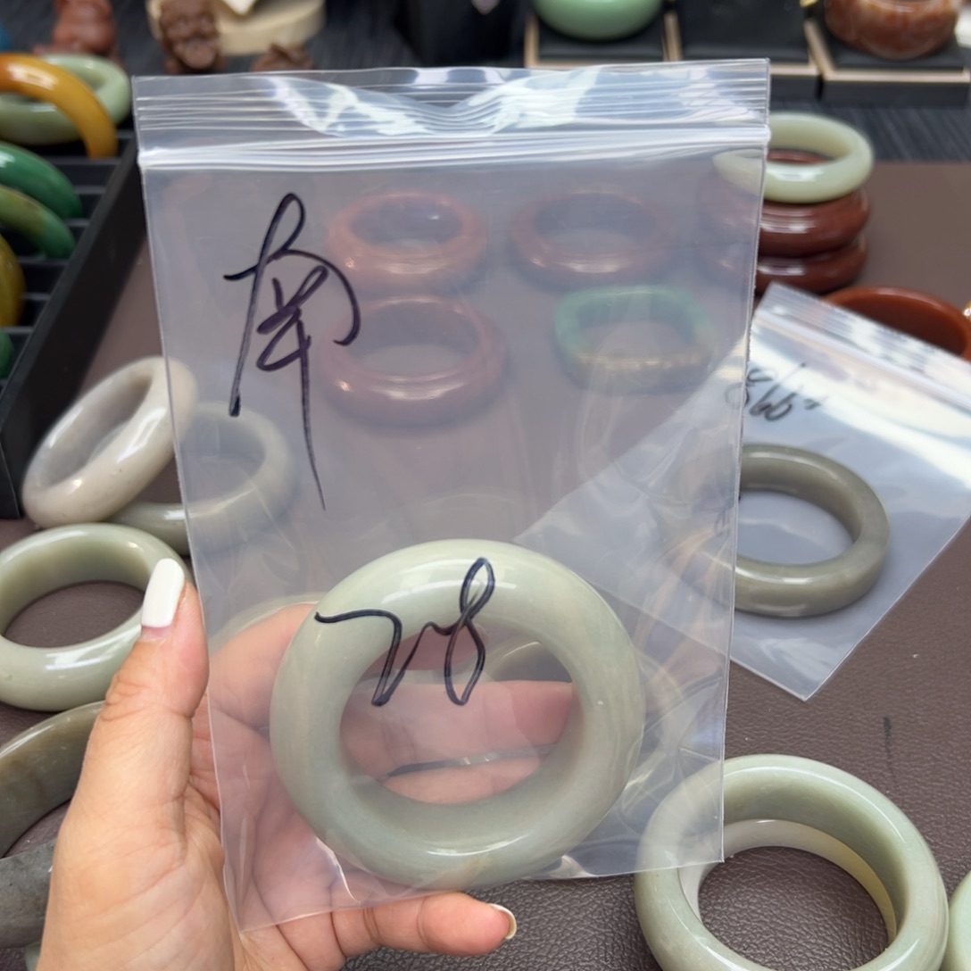 石英质玉手镯未镶嵌献*