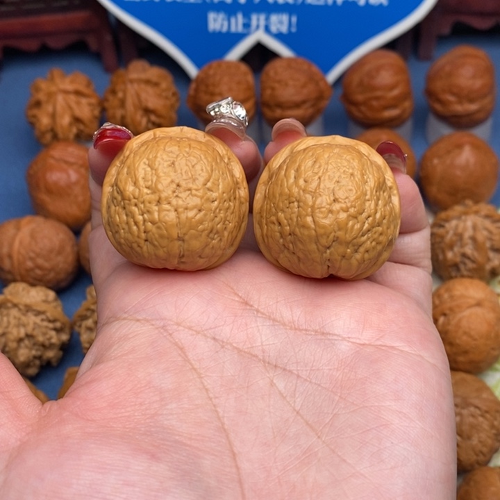 文玩核桃把件鱼籽纹