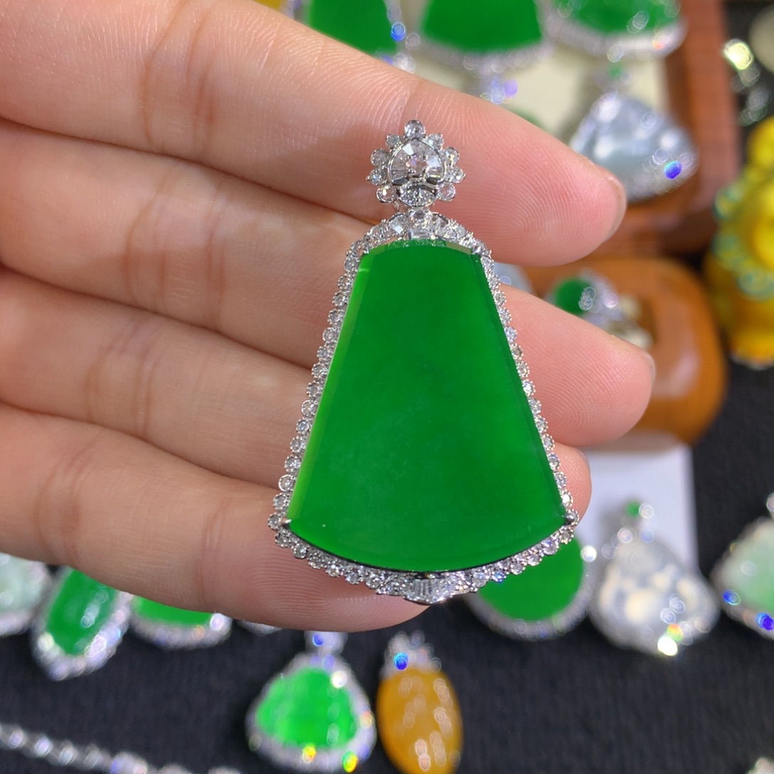 翡翠18K金镶嵌颈饰