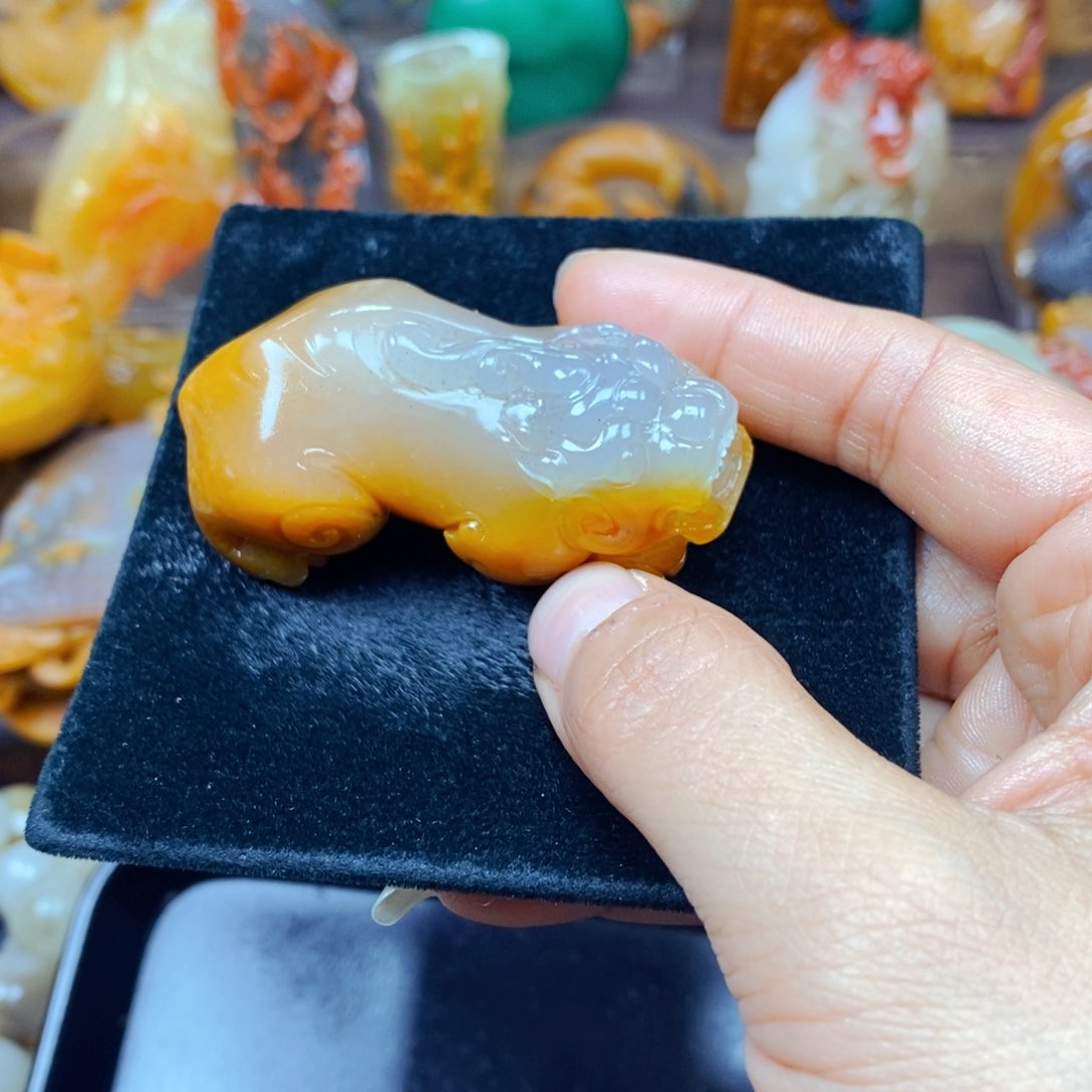 石英质玉（黄龙玉）未镶嵌颈饰