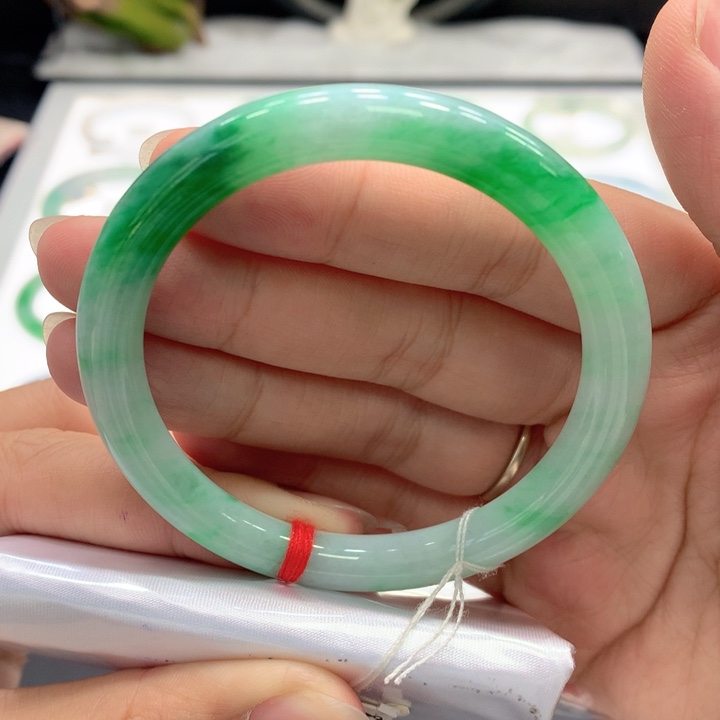 翡翠手镯未镶嵌翡翠