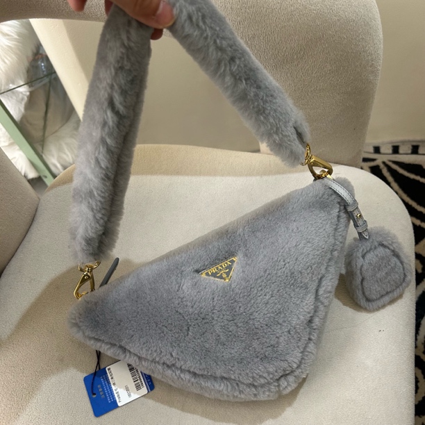 99新 Prada/普拉达 皮毛一体三角包 US572031
