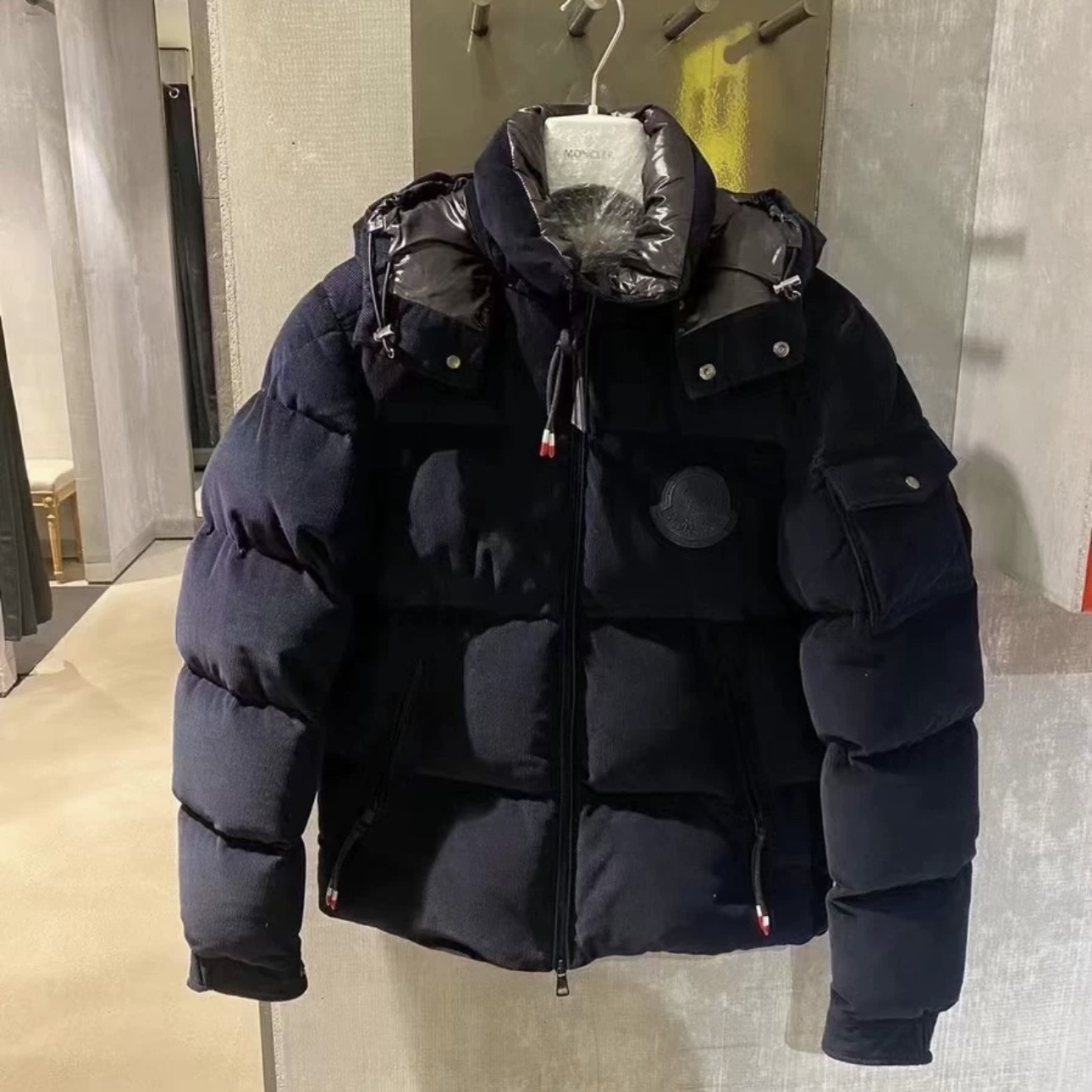 未使用 MONCLER 新款灯芯绒黑标羽绒服/3码/259222