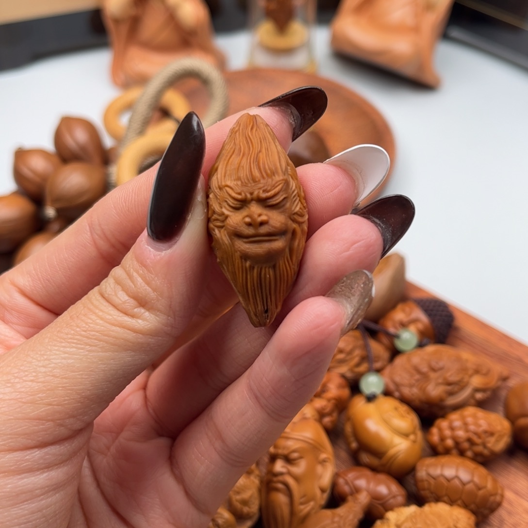 吊坠橄榄核三面大圣