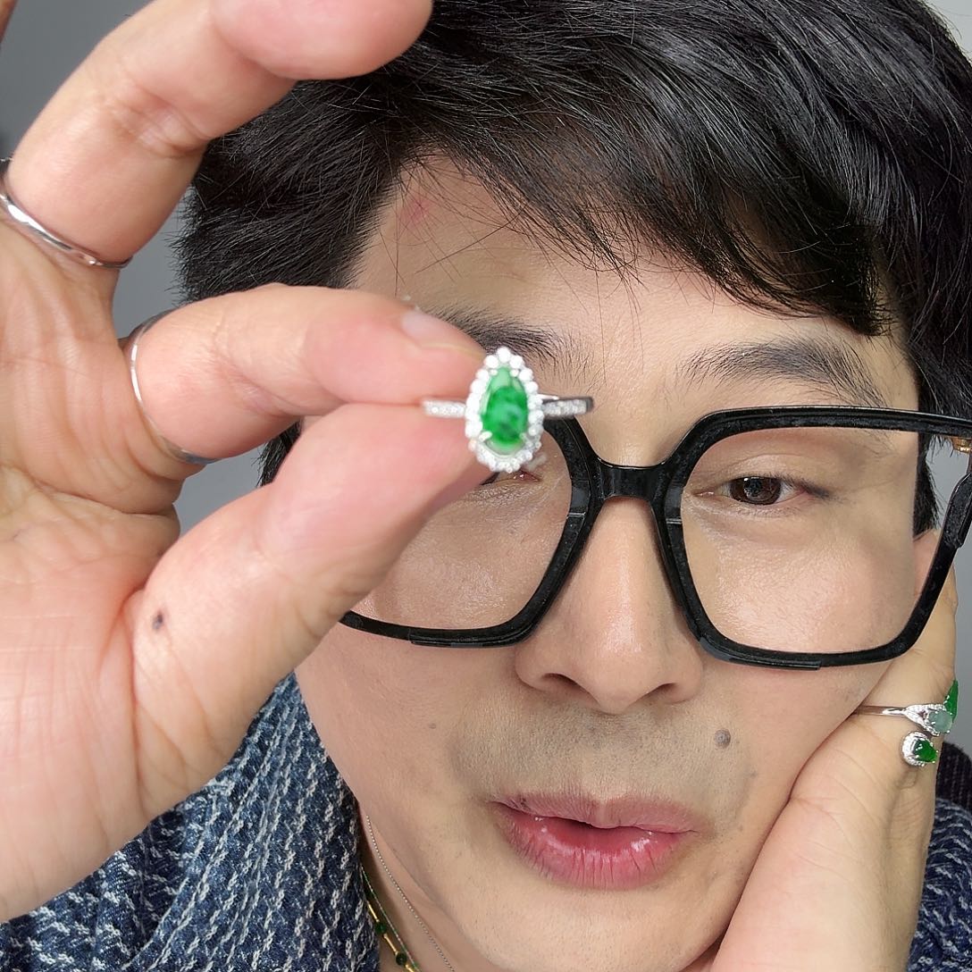 翡翠未镶嵌颈饰一件