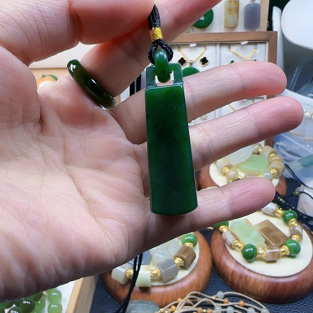 和田玉未镶嵌吊坠(不含链)有包容