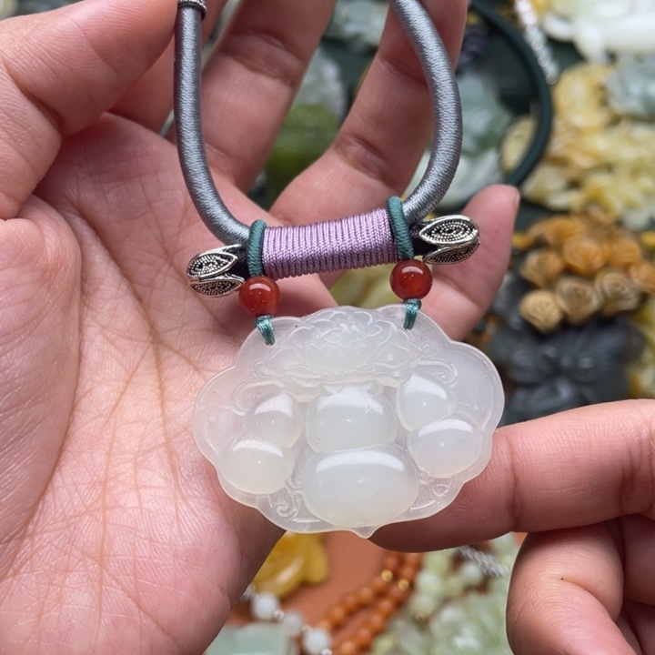 蛇纹石玉吊坠合金