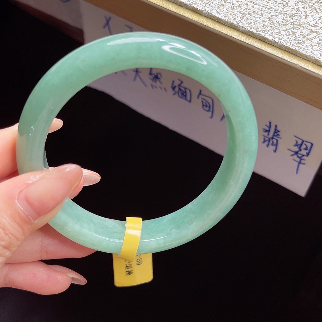 翡翠手镯未镶嵌手镯