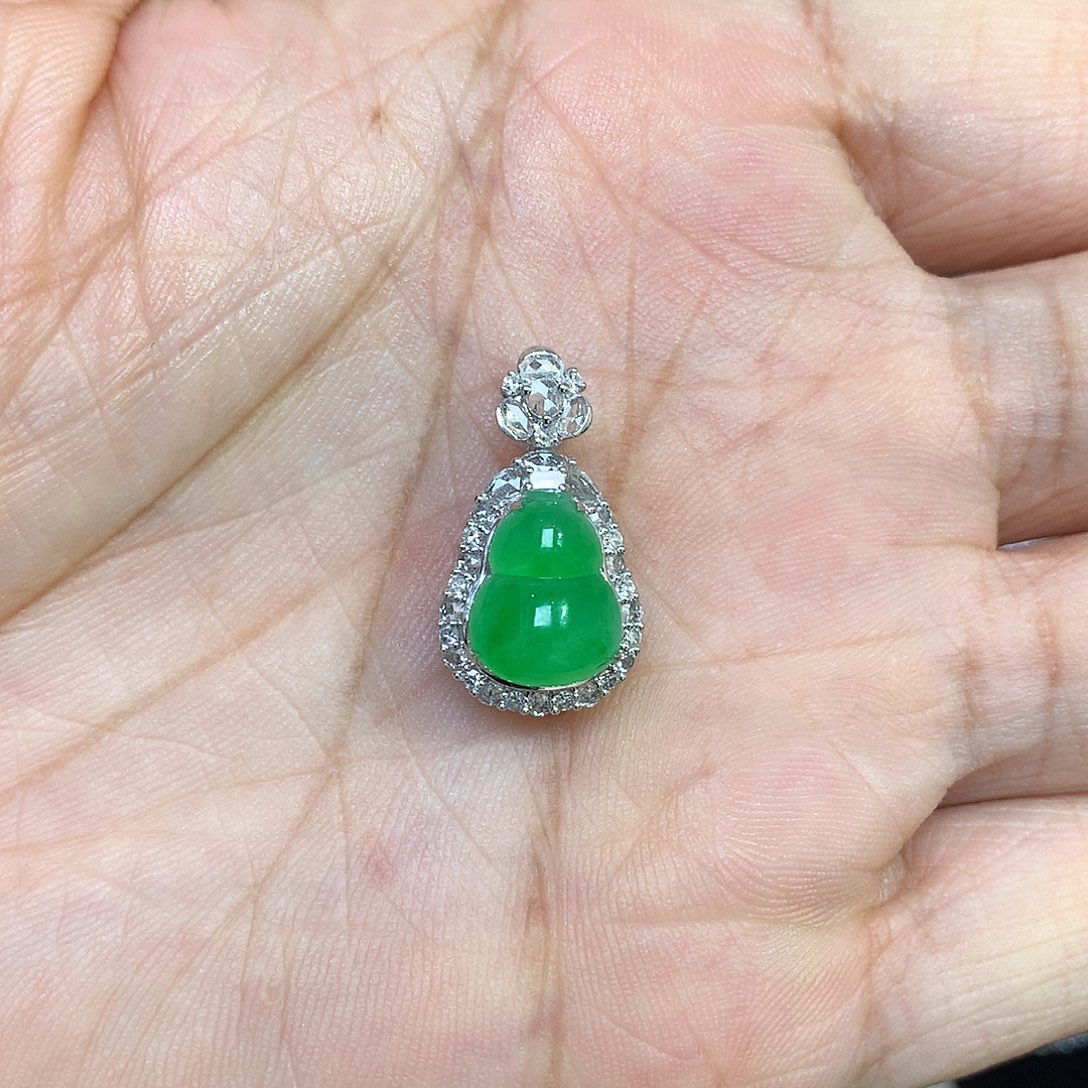翡翠18K金镶嵌颈饰葫芦