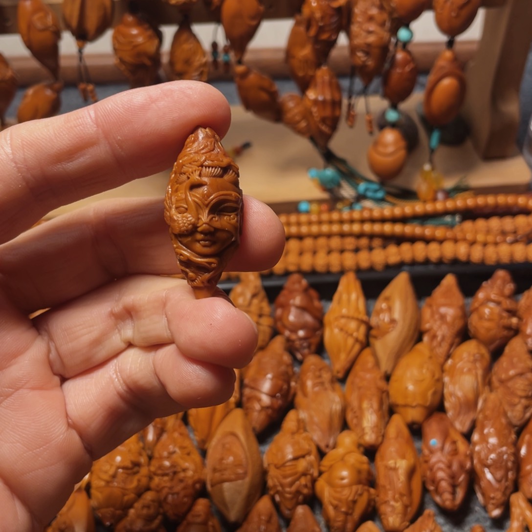 橄榄核吊坠楼兰美女