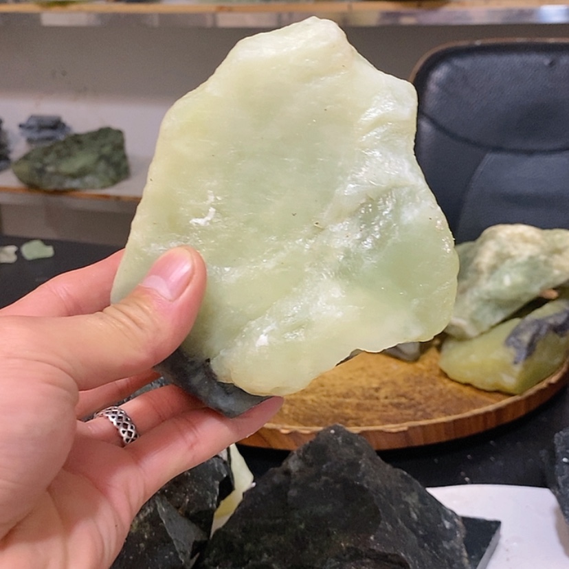 【闪购商品】未镶嵌透闪石-蛇纹石玉原石