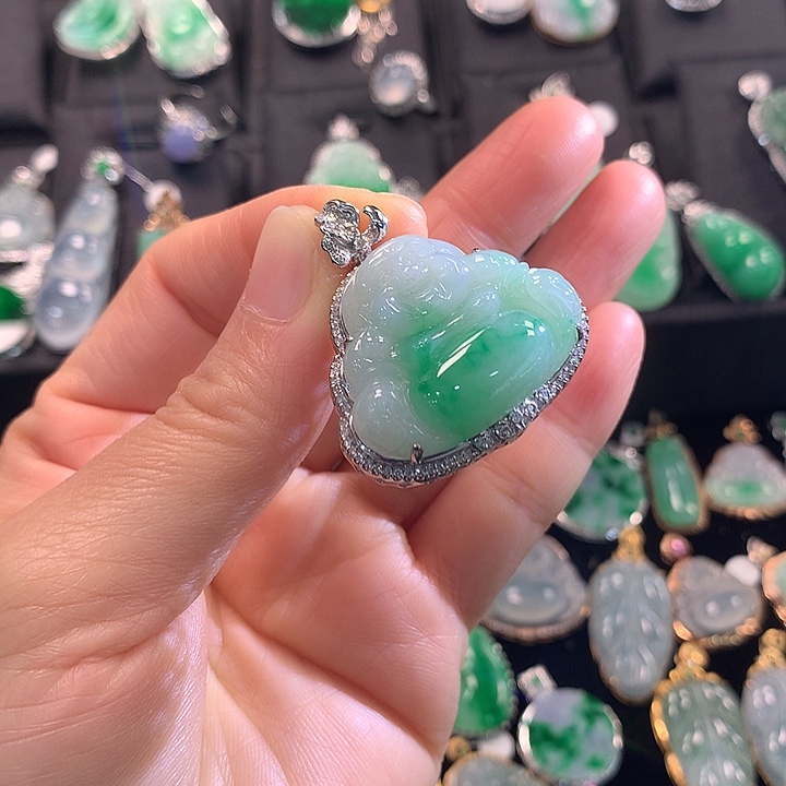 翡翠18K金镶嵌颈饰绿佛