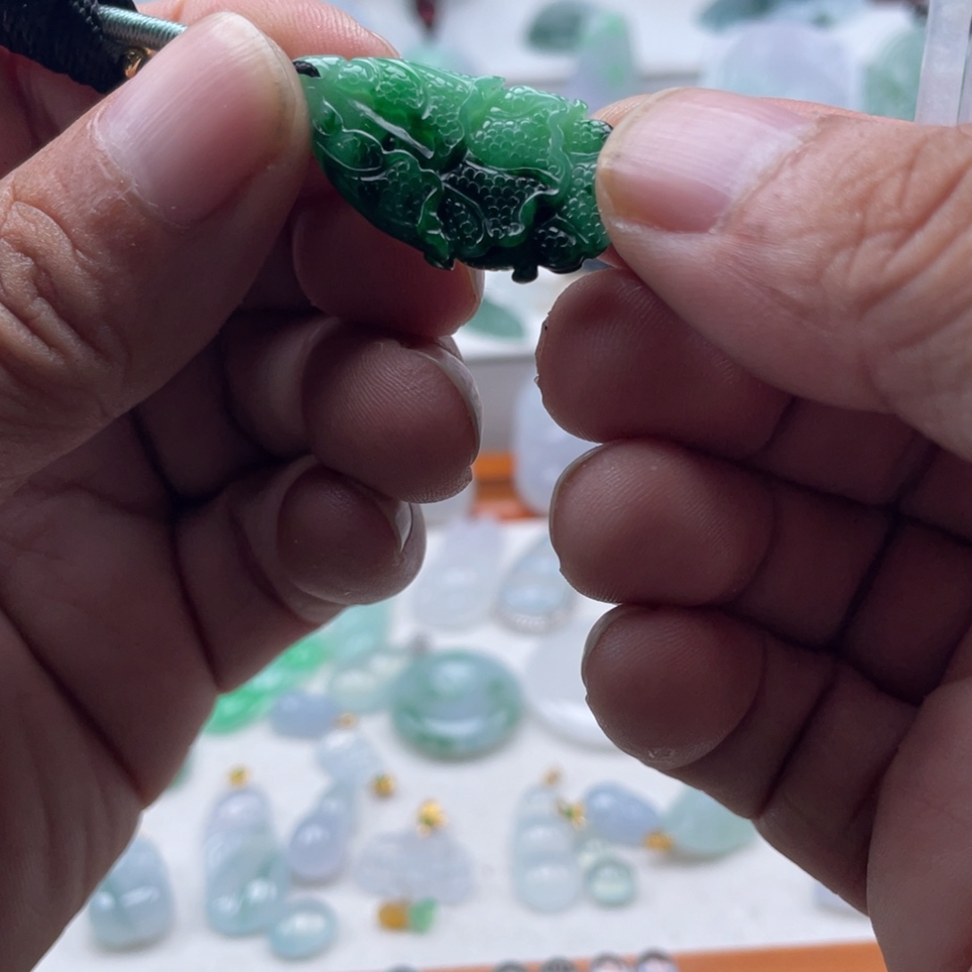 翡翠未镶嵌颈饰白菜