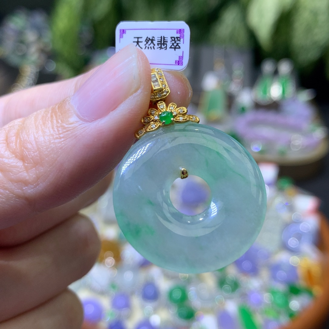 颈饰18K金镶嵌翡翠