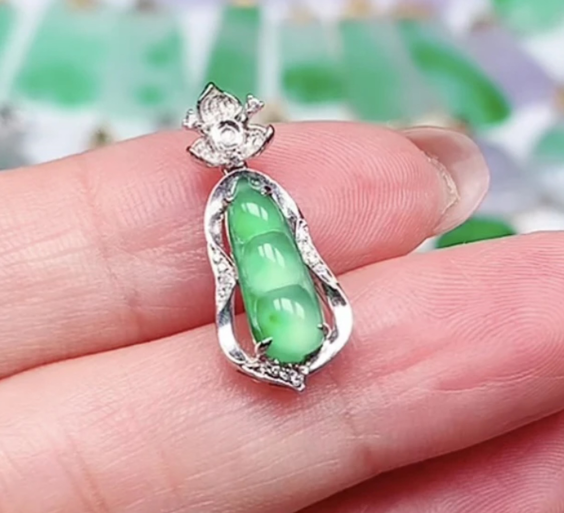 缅甸天然翡翠A货 18k金镶满绿福豆吊坠36尺寸22.2x9.3x5.2