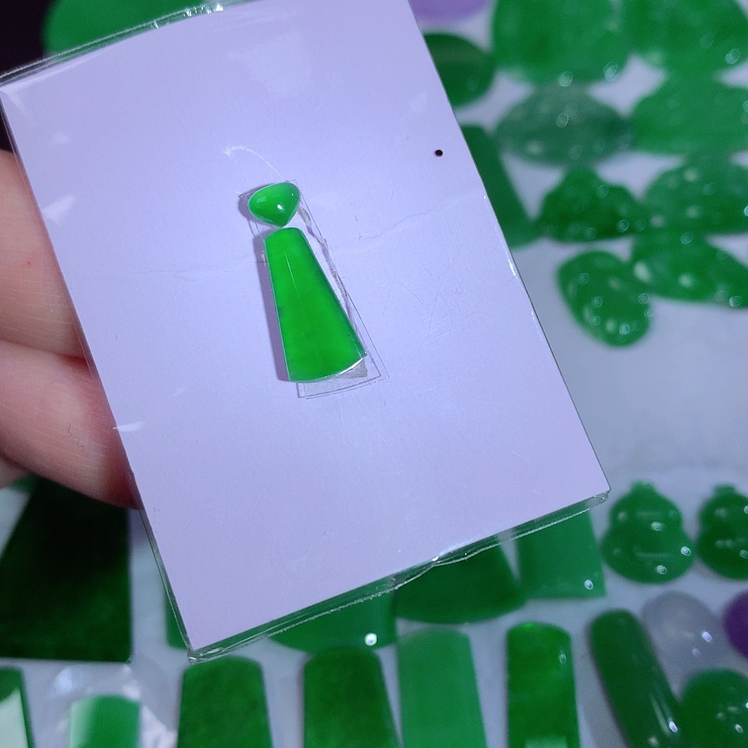 翡翠颈饰未镶嵌天然