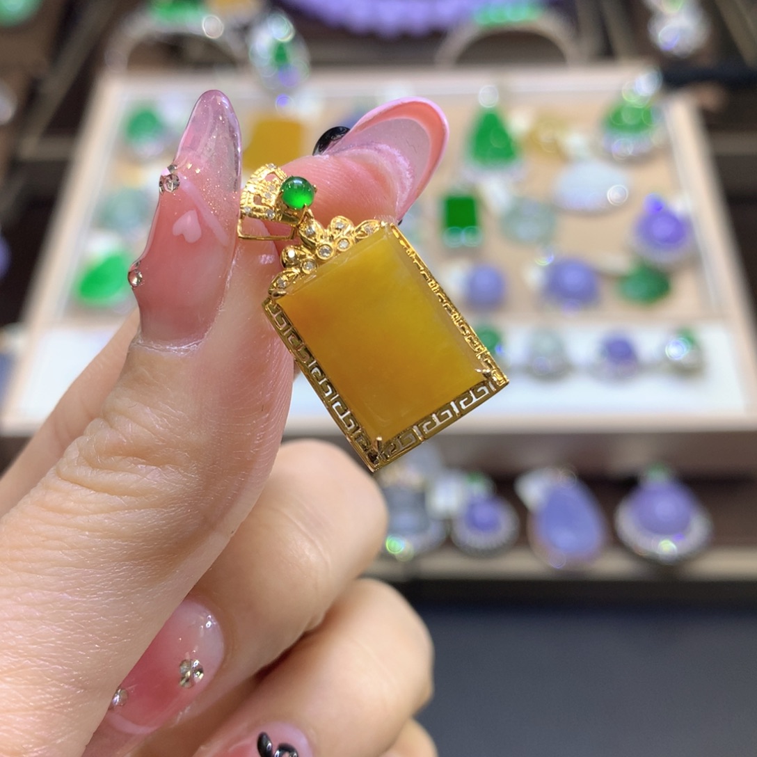 翡翠颈饰18K金镶嵌翡翠吊坠