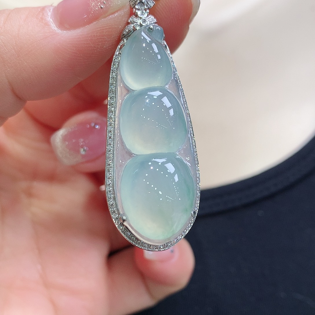 翡翠颈饰18K金镶嵌福豆