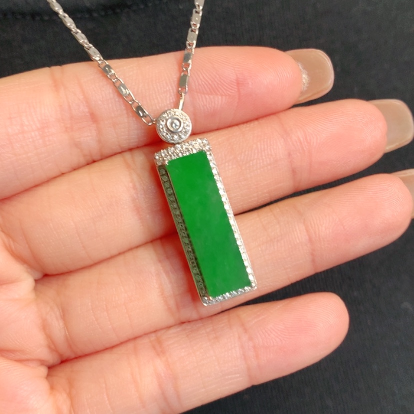 【闪购商品】颈饰18K金镶嵌翡翠平安无事