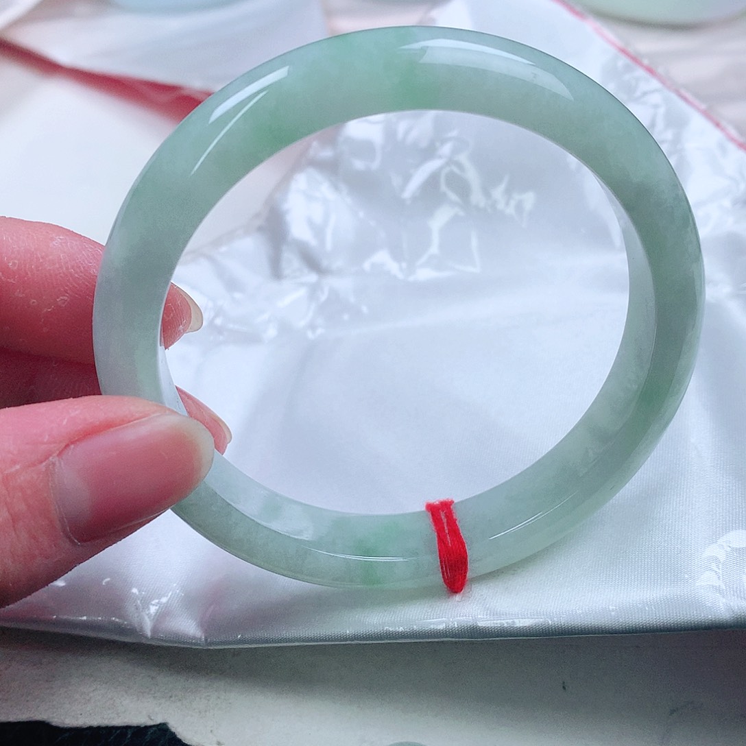 翡翠手镯未镶嵌。。