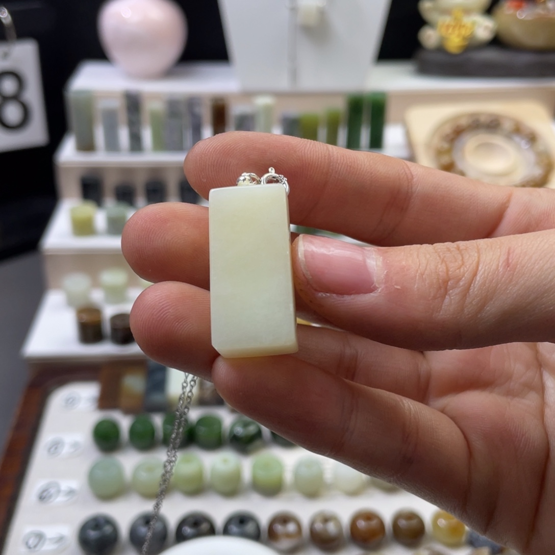 王***怂和田玉未镶嵌颈饰