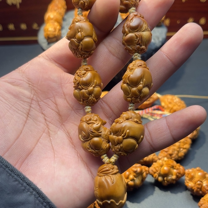 橄榄核吊坠龙袍财神