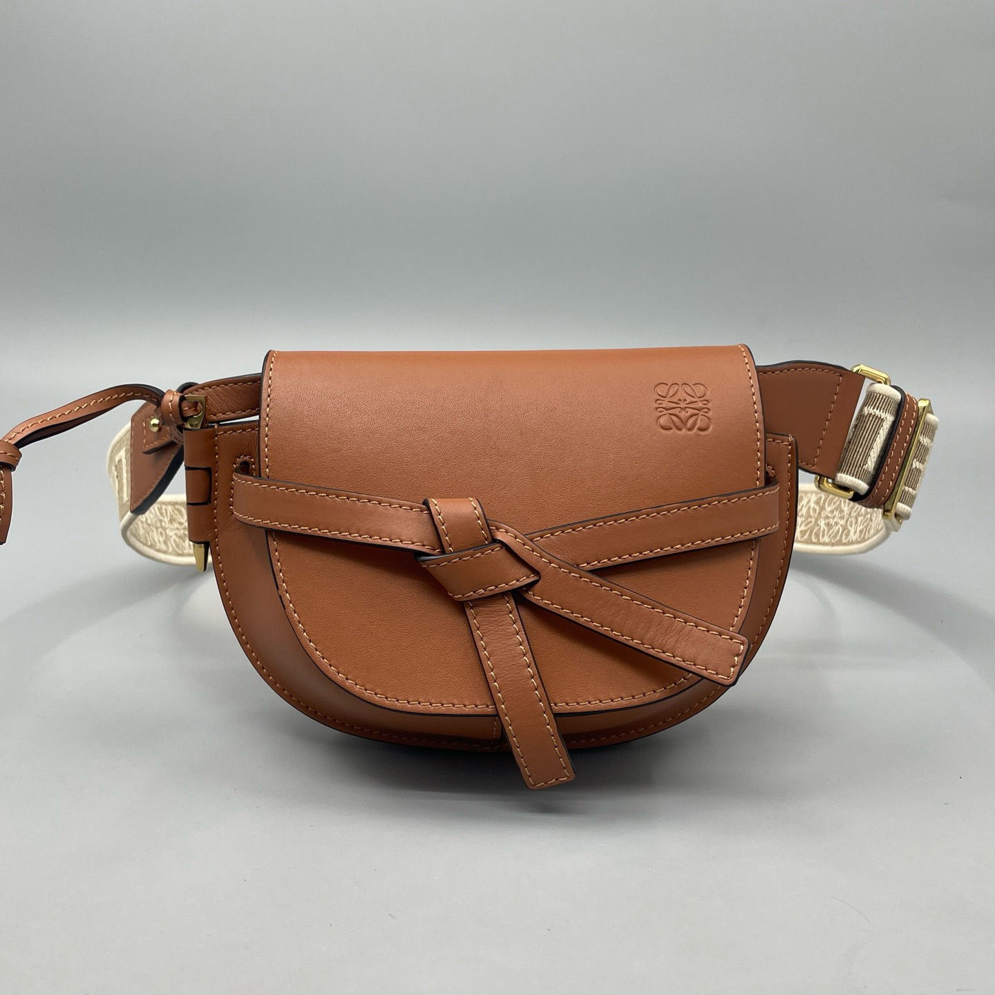 95新 LOEWE/罗意威 Loewe 腰包马鞍斜挎包  尺寸21*10 A3111