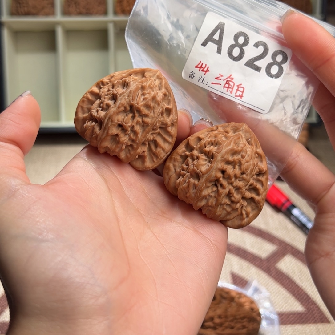 马***上44三角白文玩核桃