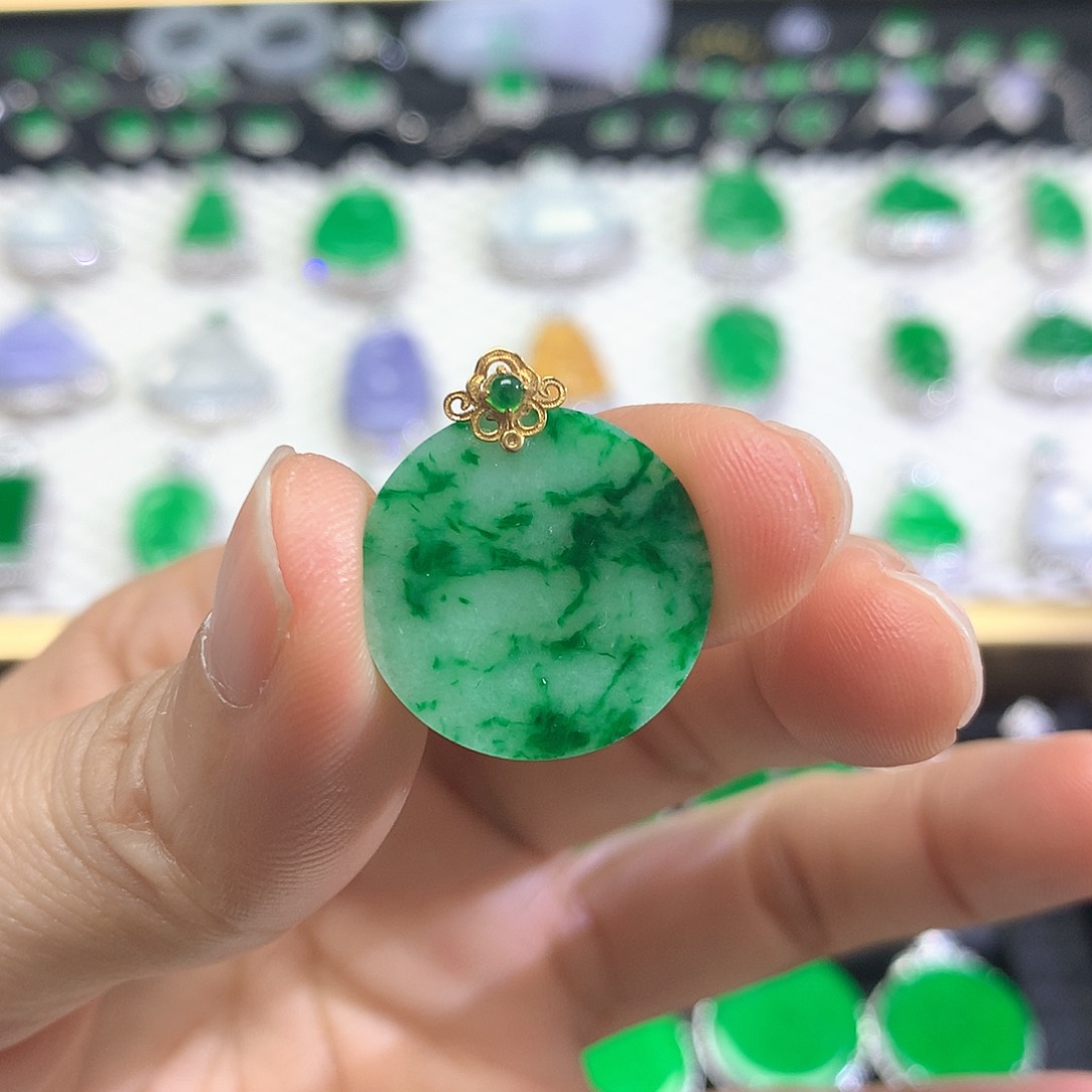 颈饰18K金镶嵌翡翠吊坠