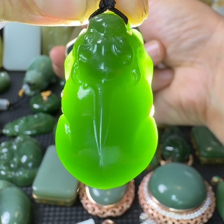 颈饰未镶嵌和田玉俄七菠菜绿貔貅