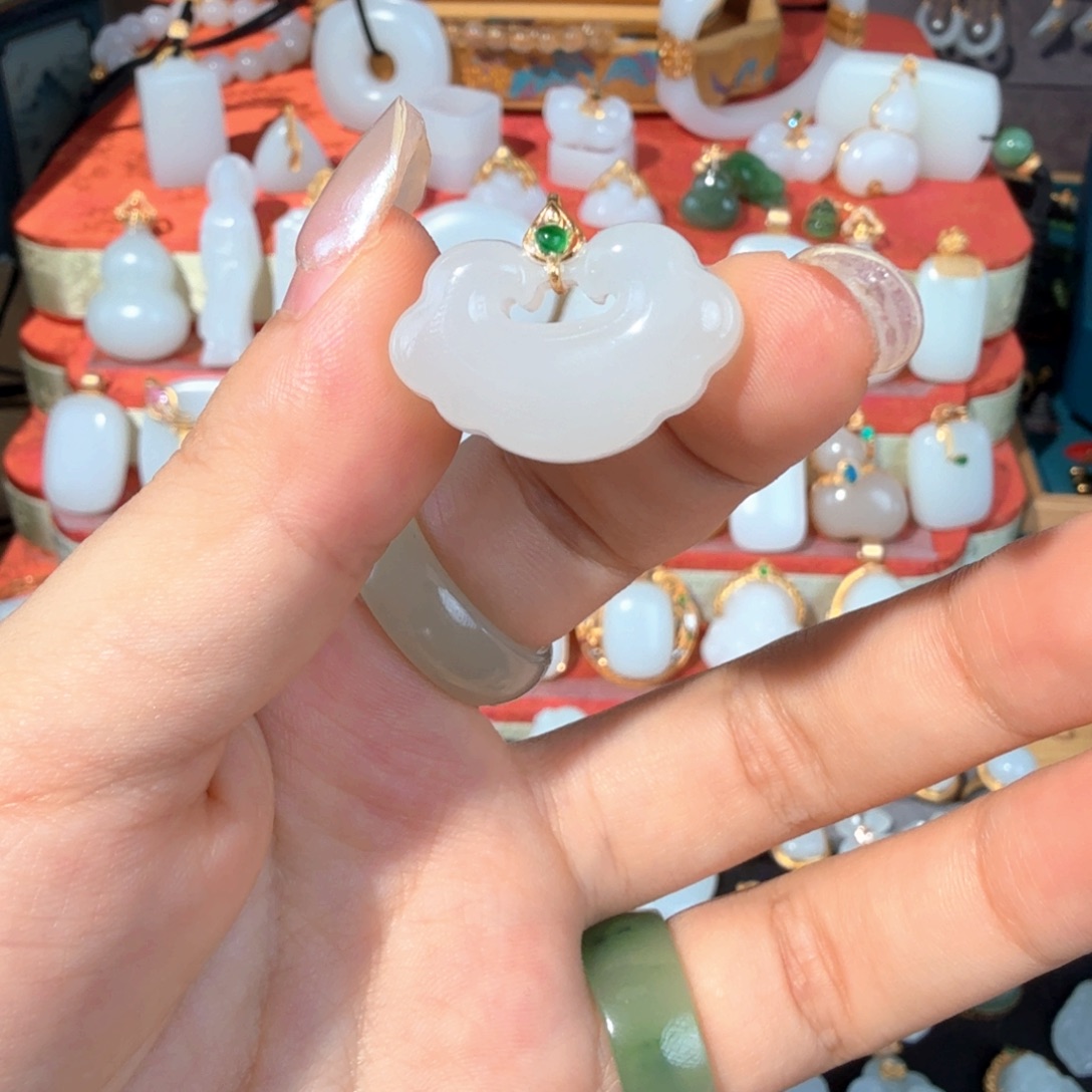 颈饰18K金镶嵌和田玉