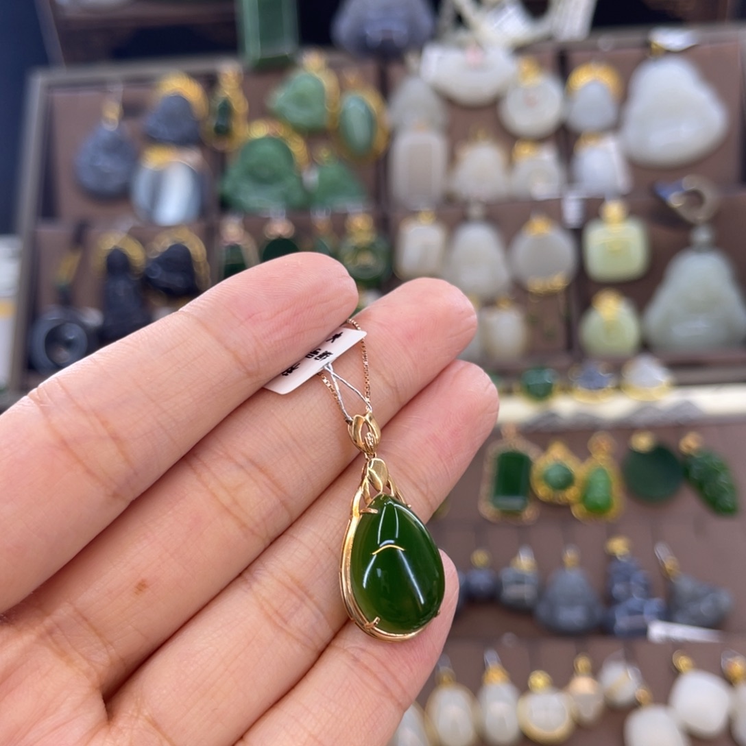 和田玉18K金镶嵌吊坠