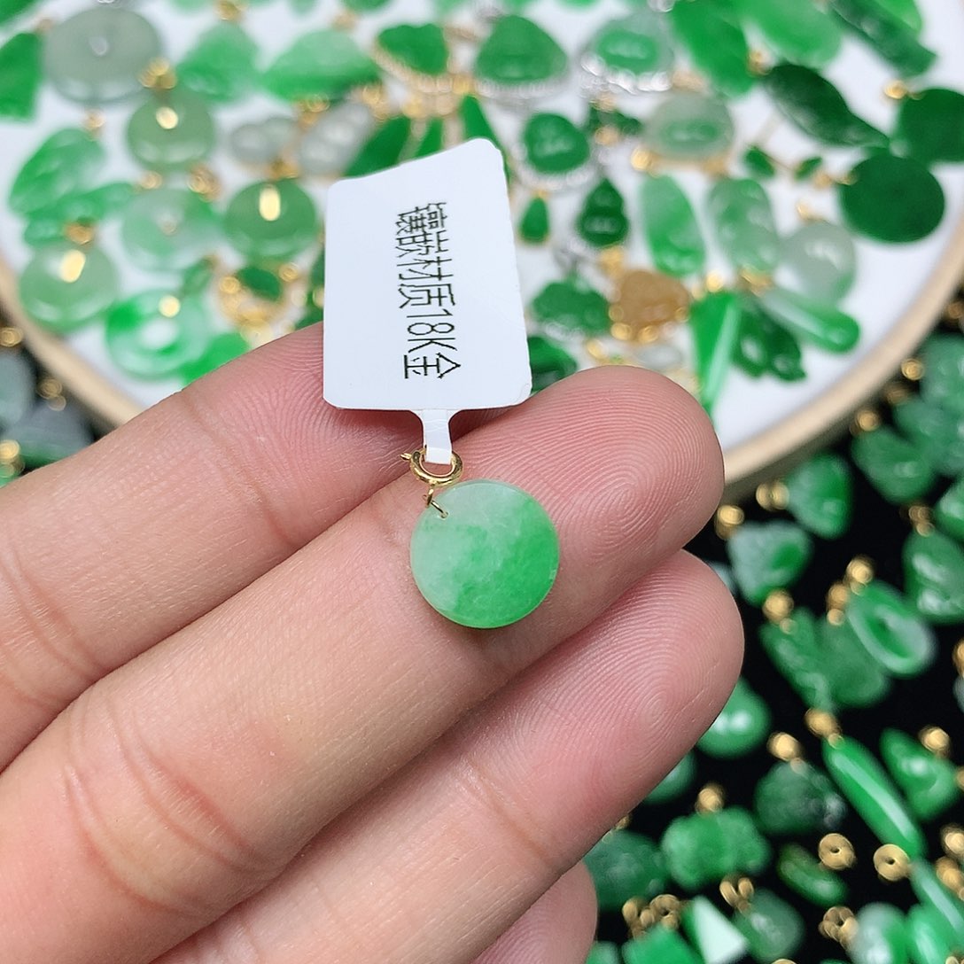 翡翠颈饰18K金镶嵌小巧精美飘阳绿小圆牌