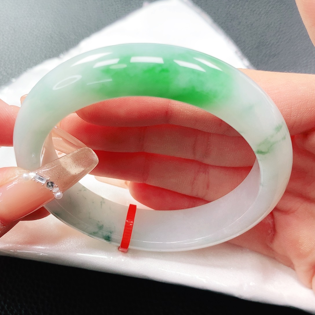 翡翠手镯未镶嵌55圈