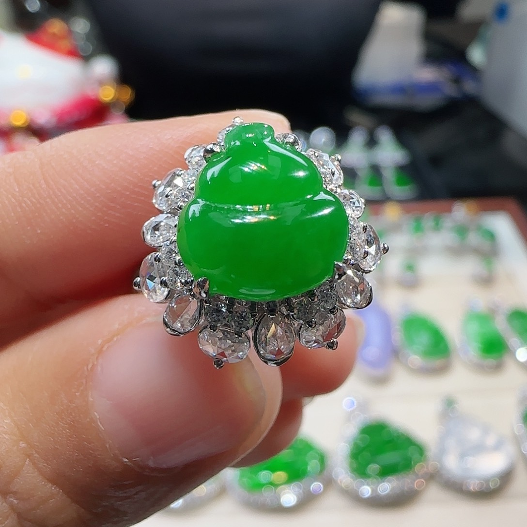 翡翠吊坠(不含链)18K金镶嵌